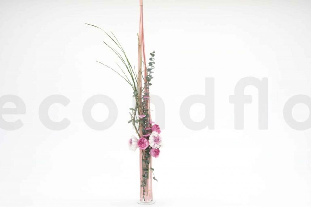 tube de roses stabilisees avec eucalyptus art floral diy