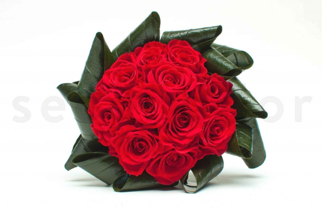 le bouquet de la demoiselle dhonneur avec des roses rouges stabilisees pour un mariage diy