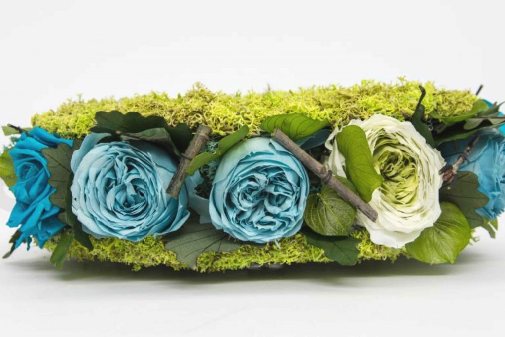 macaron art floral realise avec des fleurs et plantes stabilisees pour la saint valentin