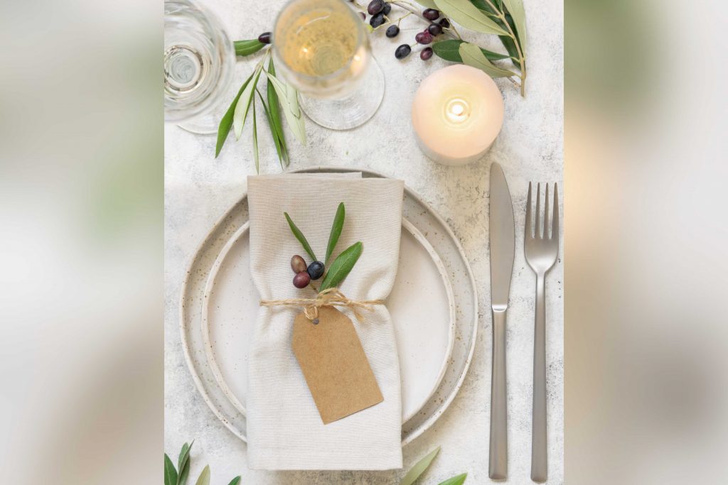 table mariage avec branches d'olivier en centre de table et bougies