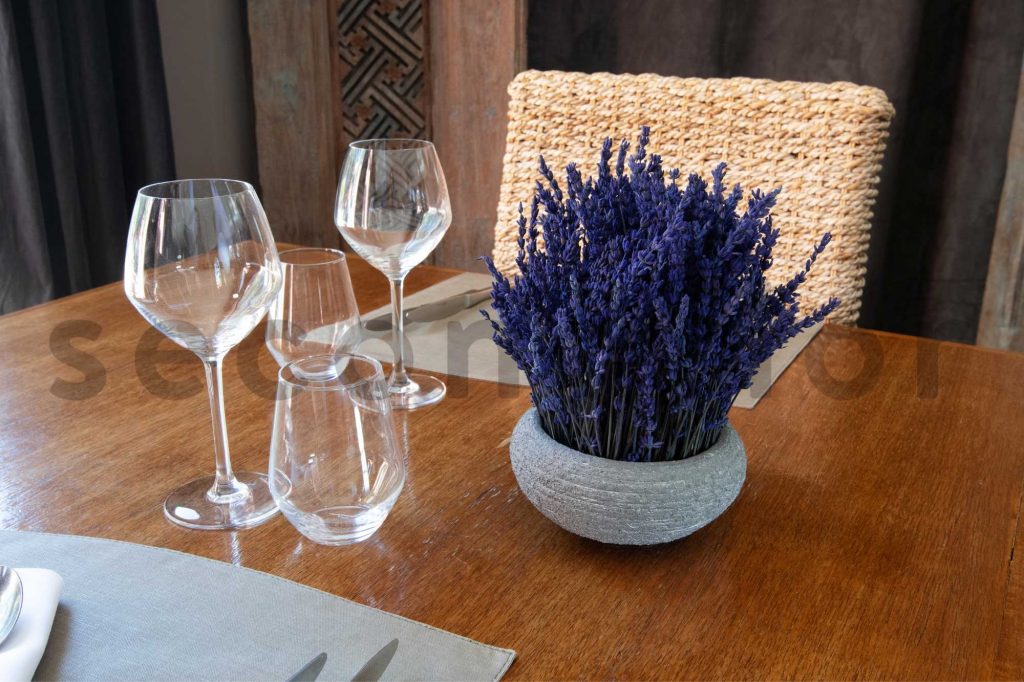 art de la table avec decor de lavandes stabilisees tableware with stabilised lavender decoration